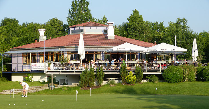 Beliebt: die Clubhaus Terrasse (©Foto: Golfpark Aschheim) 
